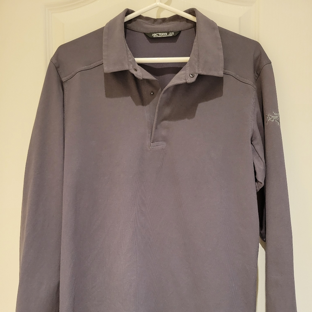 Two Men's arc'teryx long sleeve t-shirts (does not sell separately)